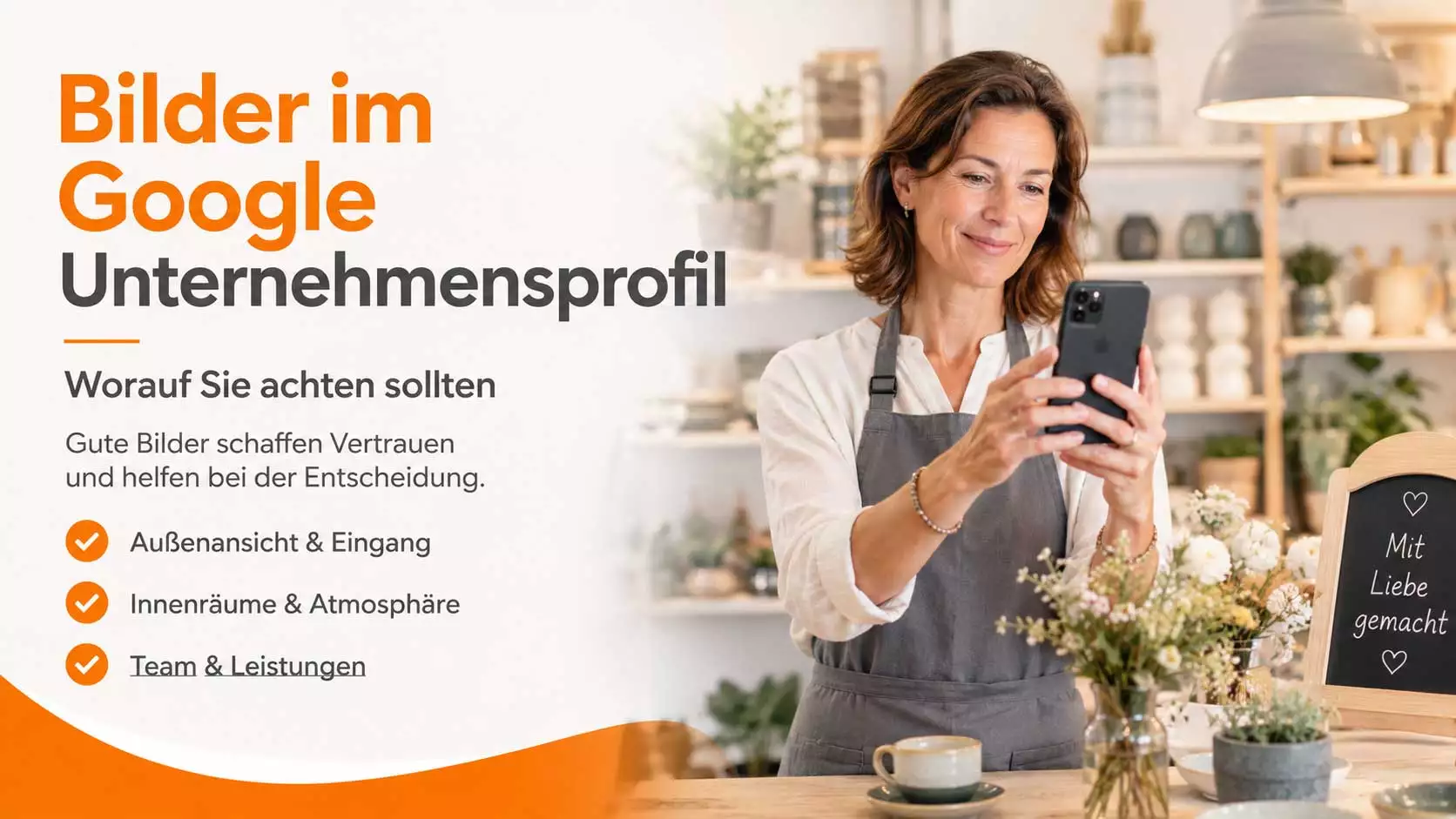 Frau fotografiert mit dem Smartphone Inhalte für ihr Google Unternehmensprofil und prüft wichtige Bildbereiche.
