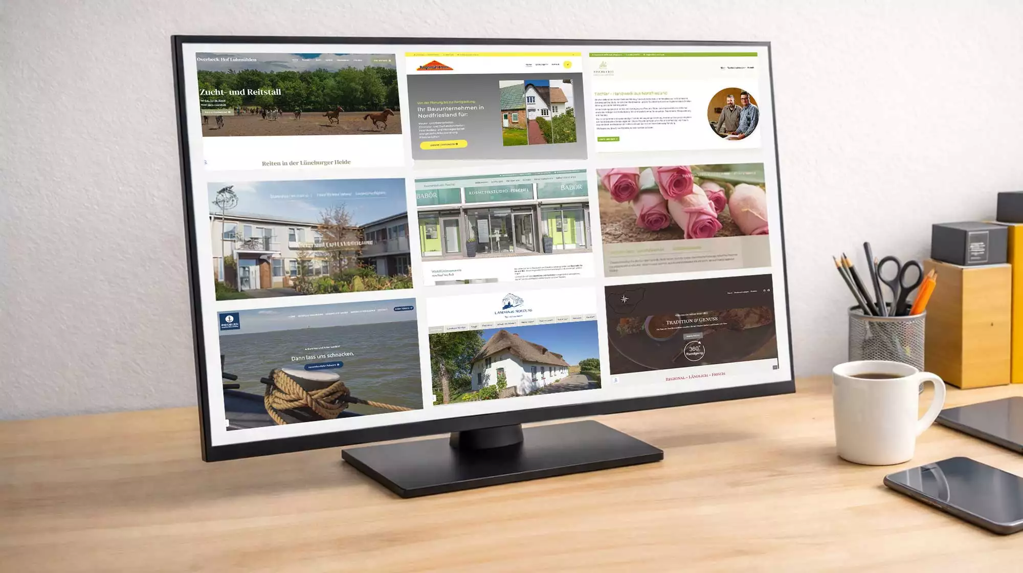 Webdesign-Projekte: Ein Schreibtisch mit einem Monitor der eine Vielzahl von Webseiten zeigt